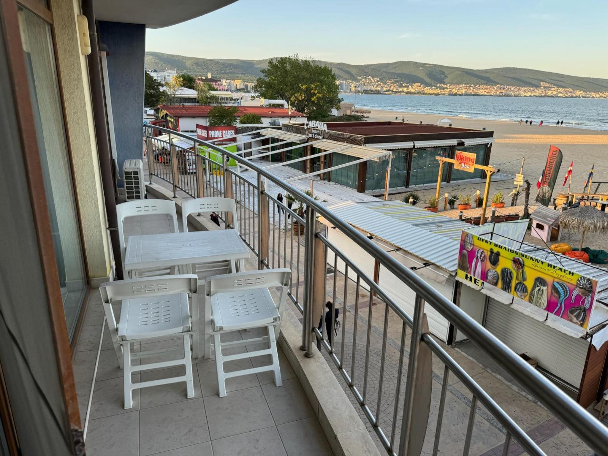 Spacious Beachfront Apartment - Kaya