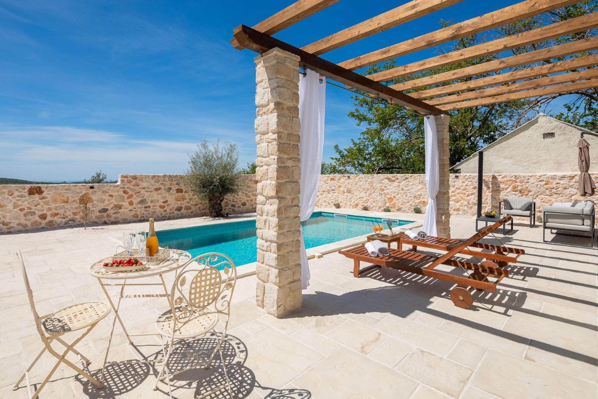 Villa Cavalleria Rusticana with heated pool and vineyard