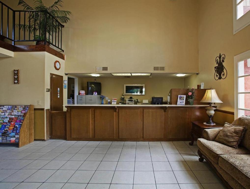 Days Inn by Wyndham Hemet view 3
