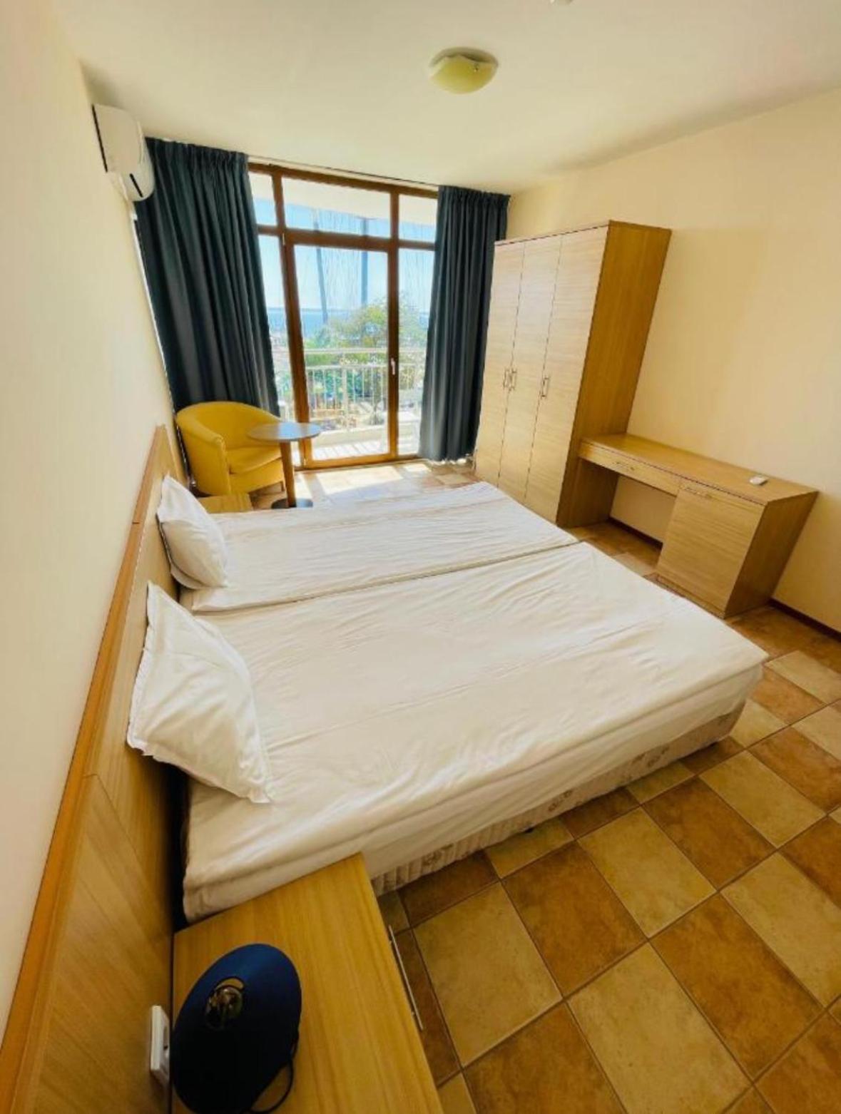 Spacious Beachfront Apartment - Kaya