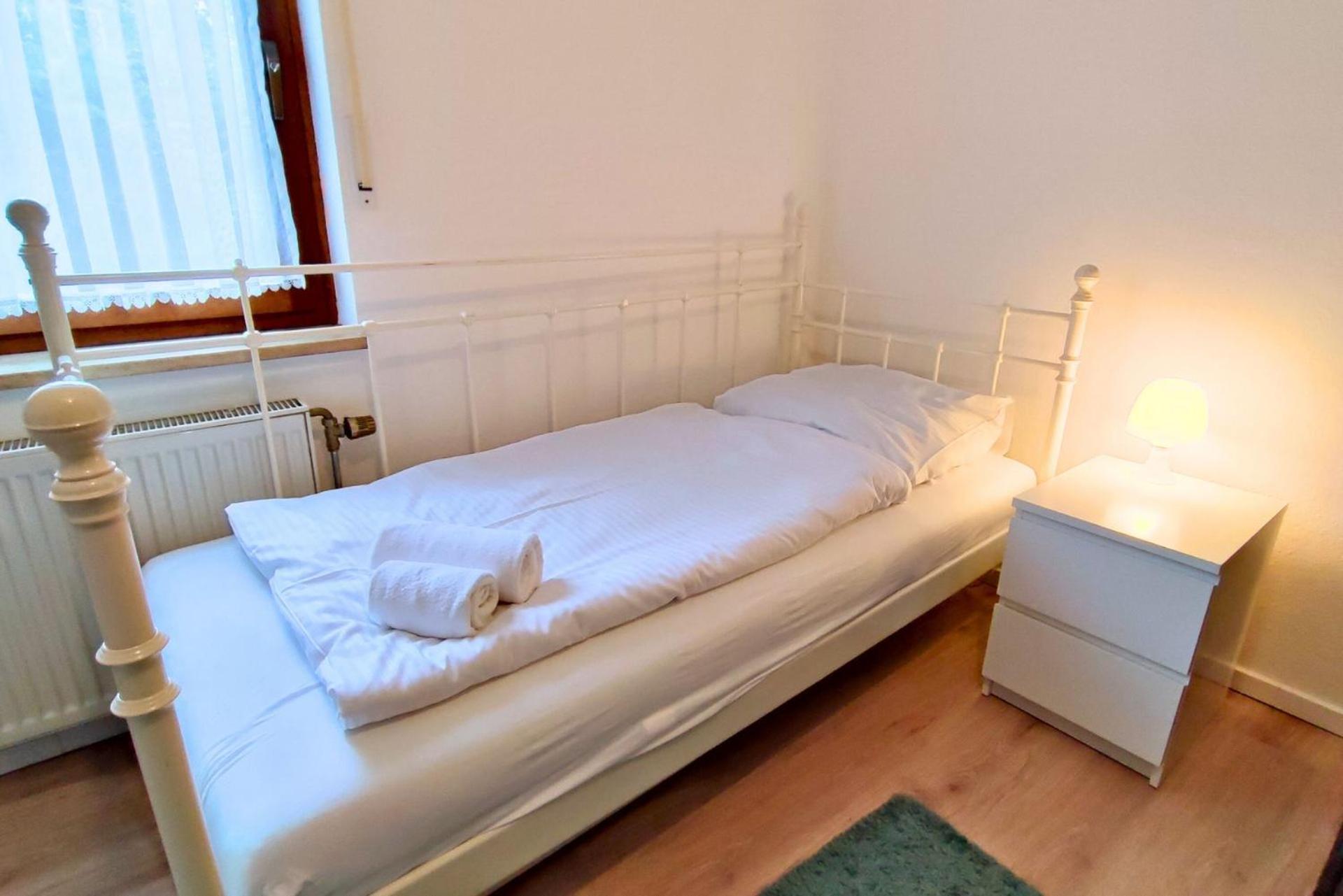 Monteursunterkunft Straßlach- Fitters' accommodation with shared Kitchen & Garden