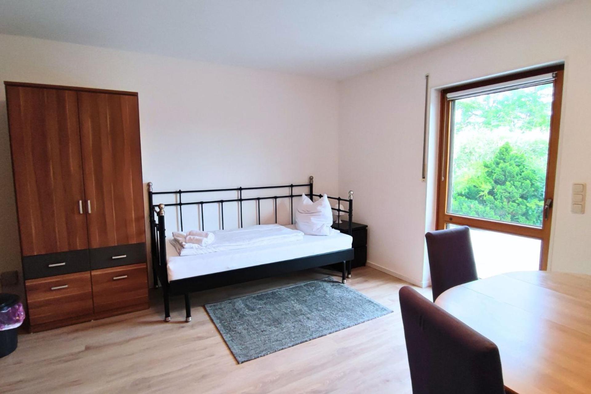 Monteursunterkunft Straßlach- Fitters' accommodation with shared Kitchen & Garden