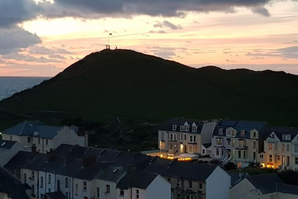 'Overboard' airy harbour house with seaview view 2
