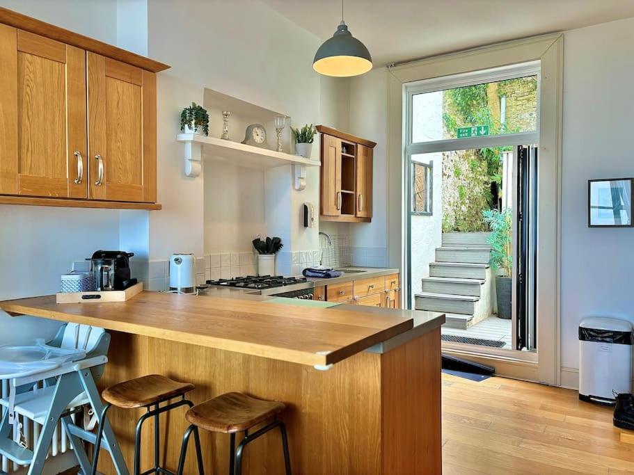 'Overboard' airy harbour house with seaview view 3
