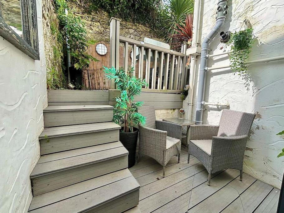'Overboard' airy harbour house with seaview view 4