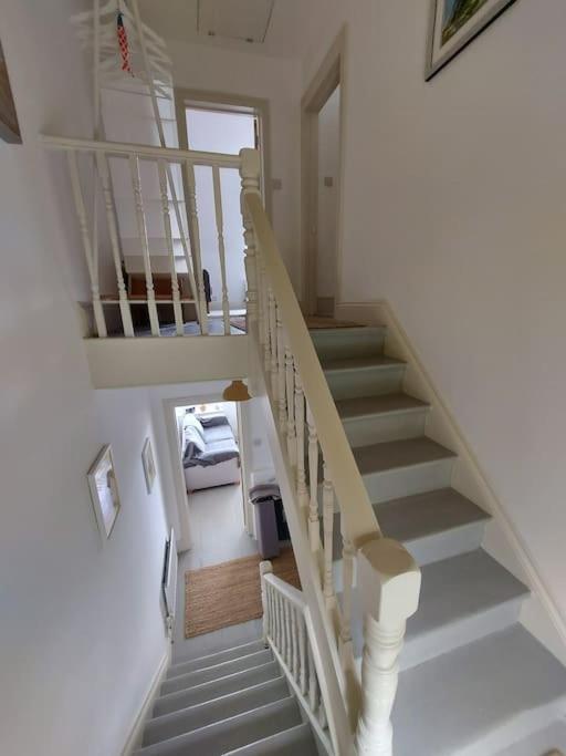 'Overboard' airy harbour house with seaview view 5