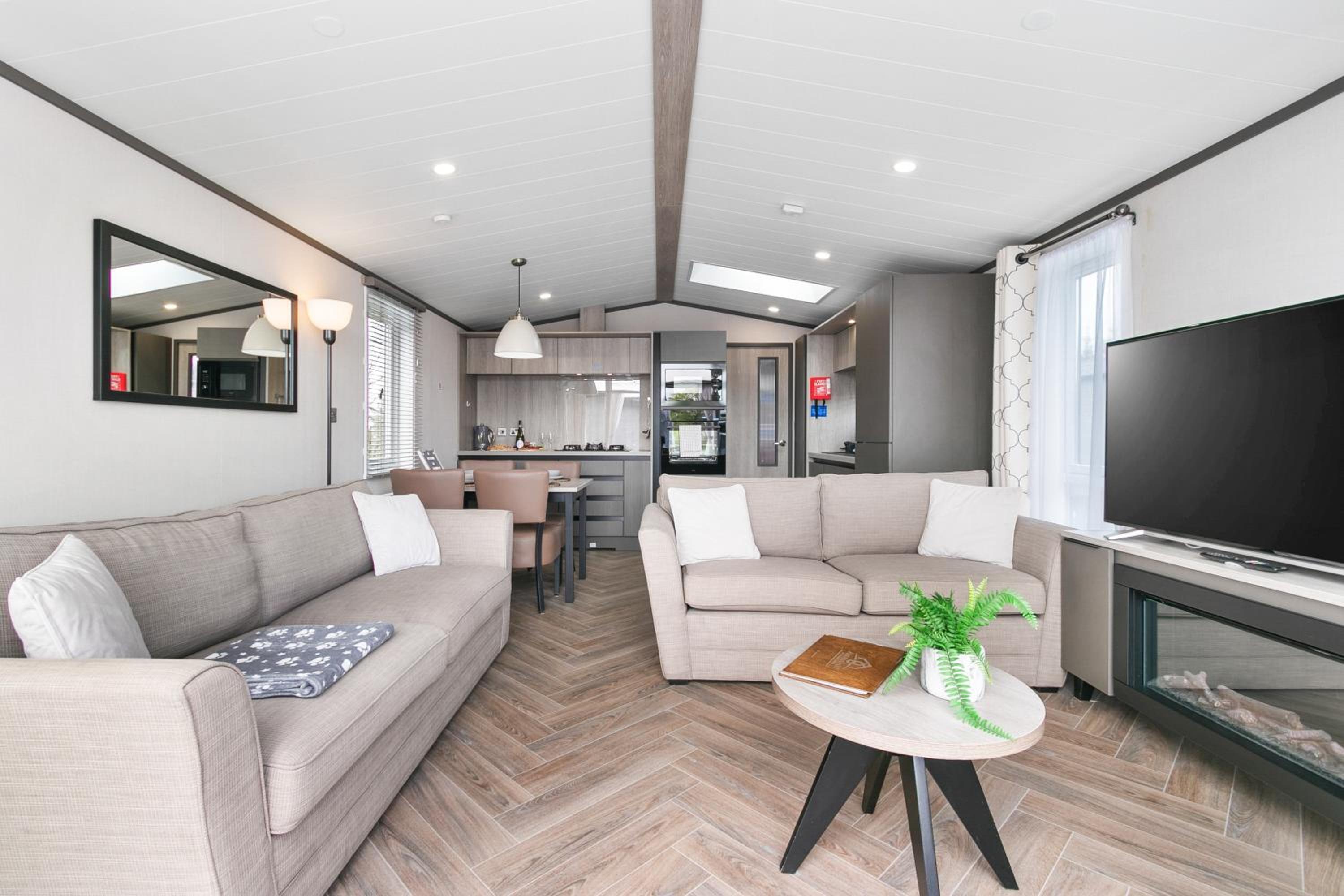 Arranview Lochside Pods & Lodges all with private Hot-tubs view 5