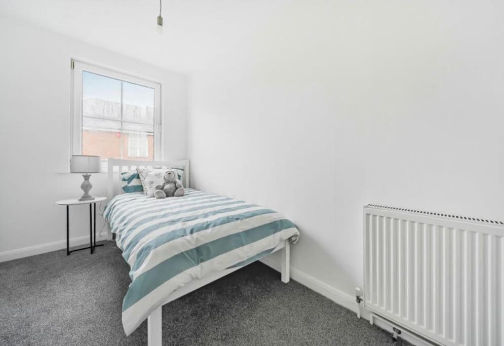3 bedroom house, central Romsey, Paultons Park view 2