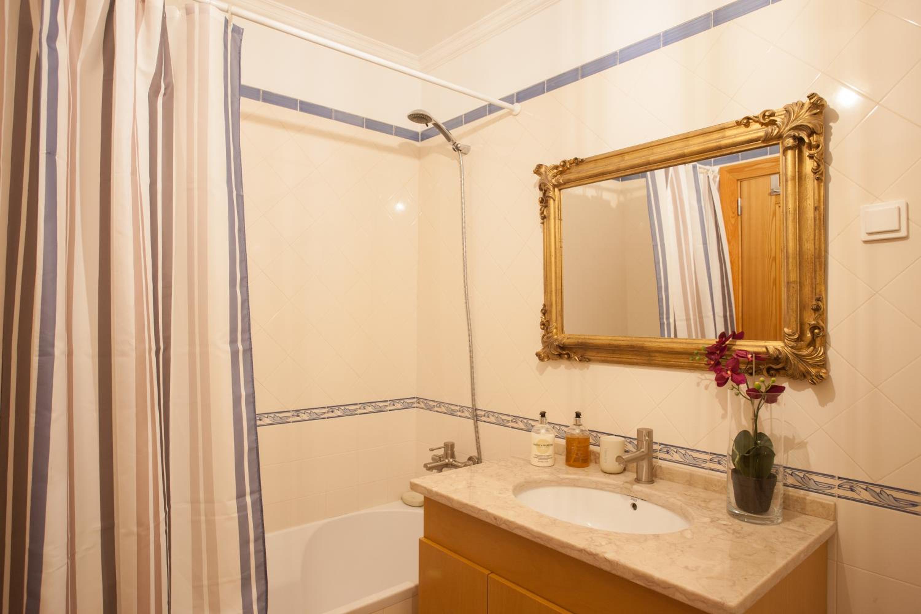 Bairrus Lisbon Apartments - Cathedral view 5