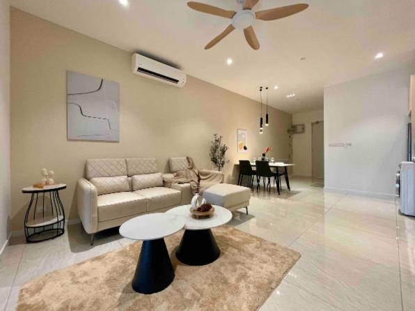 Quill Residence Luxury 3Pax Designer Suite by Hausome