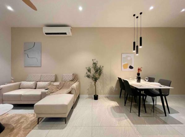 Quill Residence Luxury 3Pax Designer Suite by Hausome