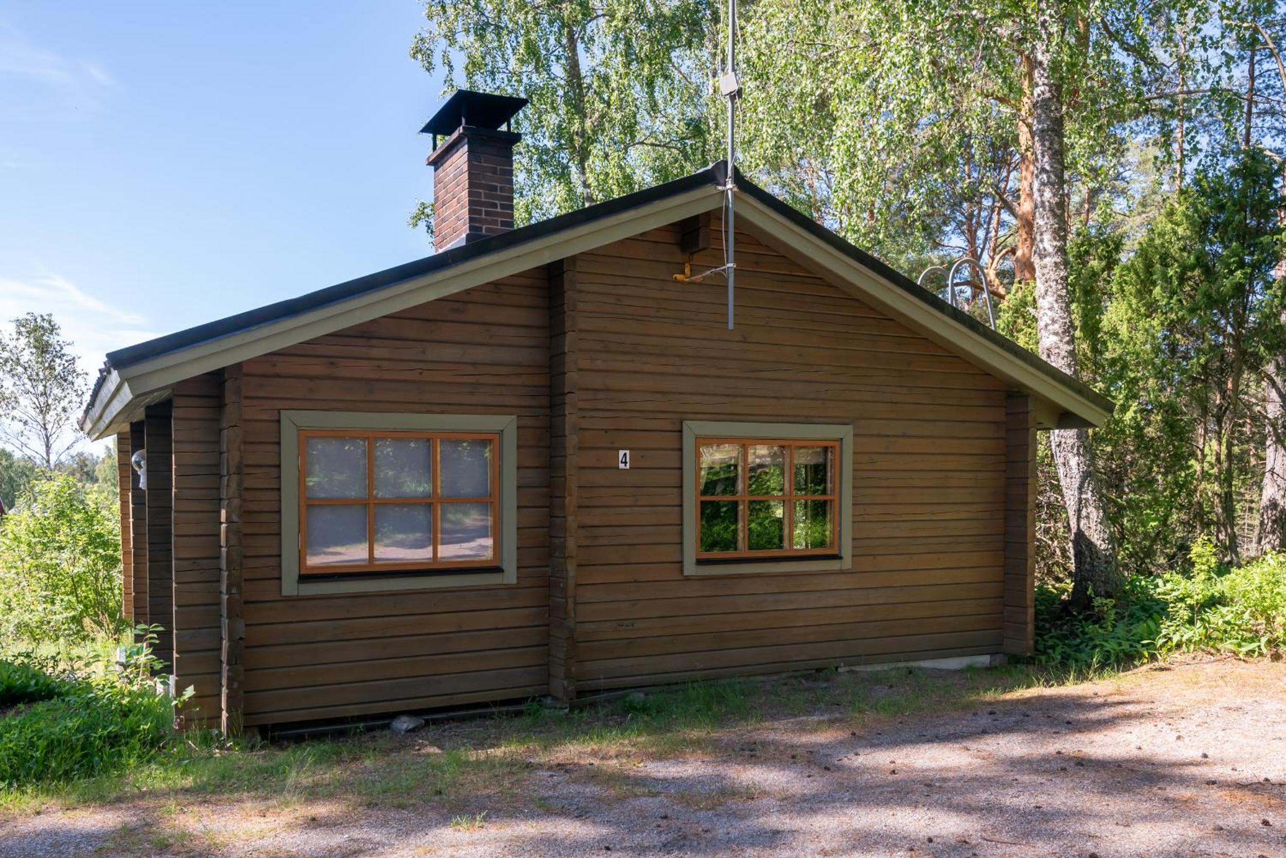 Pinetree Cottages Sunny cabin view 3