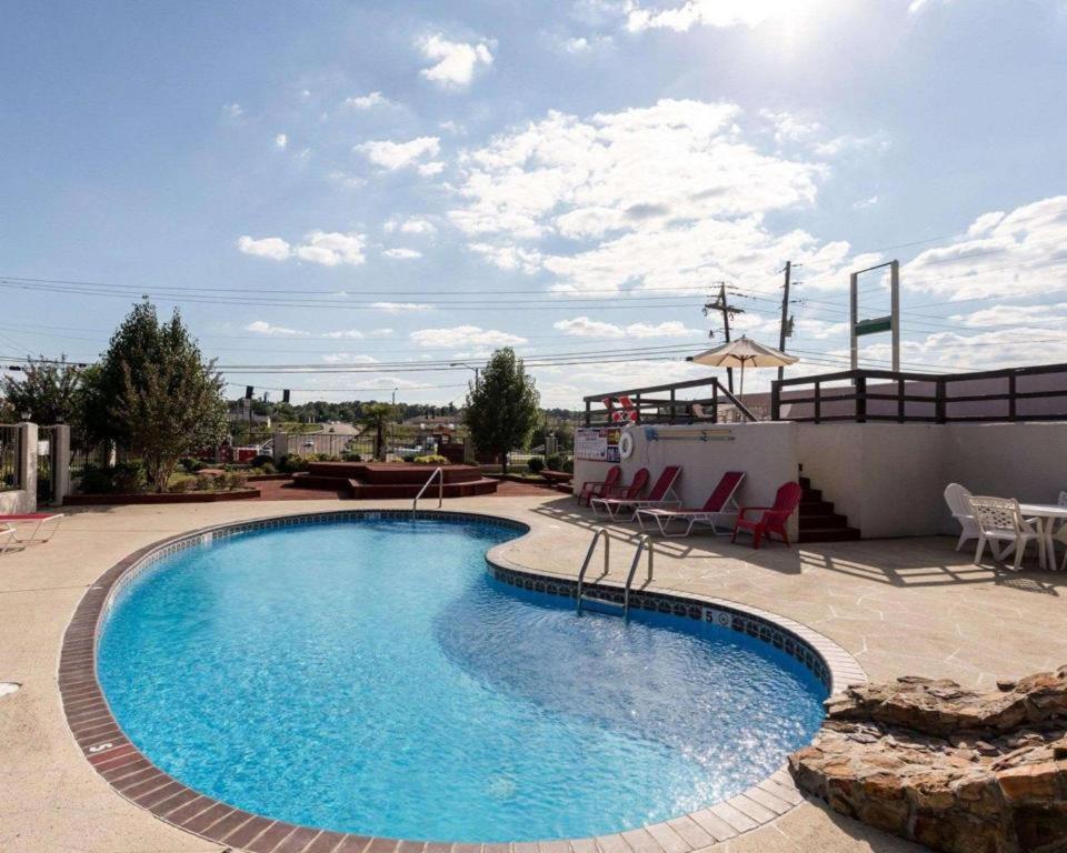 Econo Lodge view 5
