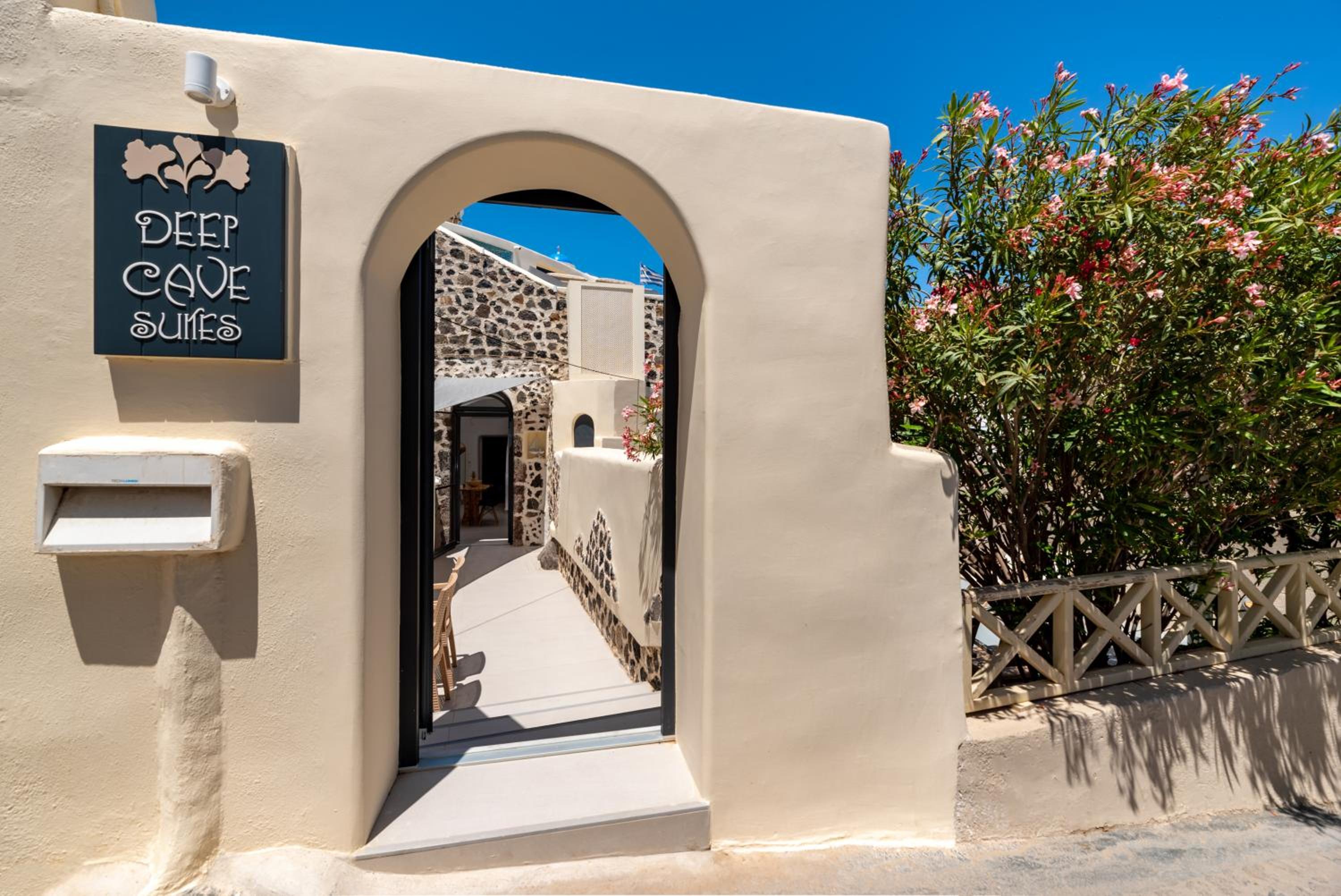 Deep Cave Suites Kontochori