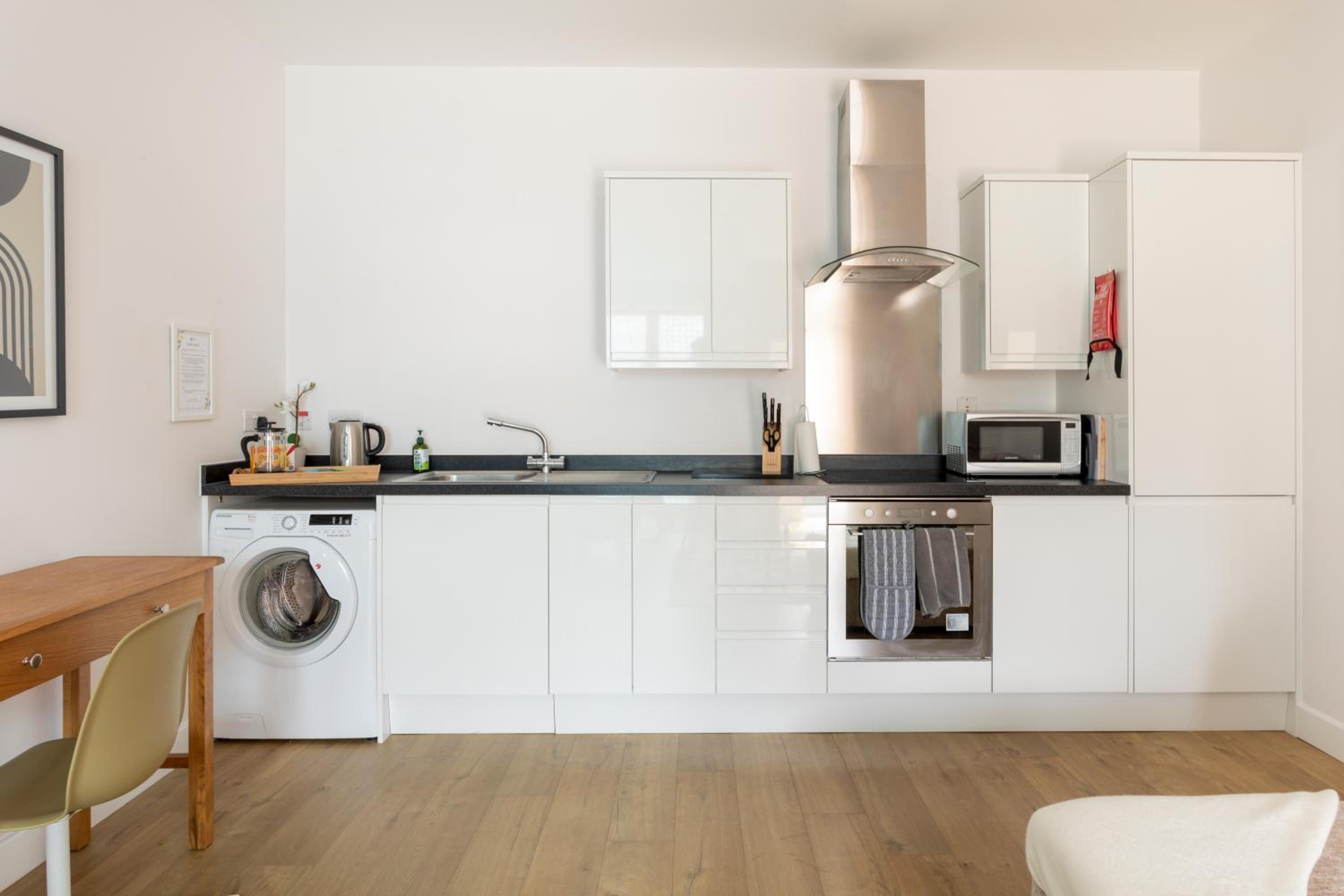 1 Bed Apartment - Redhill Central, Surrey, Gatwick #2 view 4
