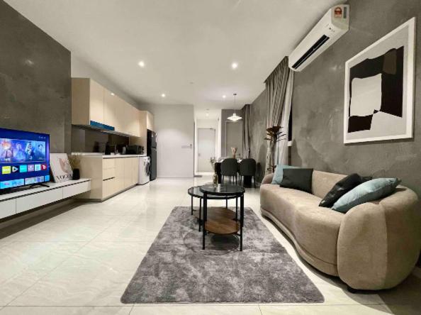 Quill Residence Luxury 3Pax Designer Suite by Hausome