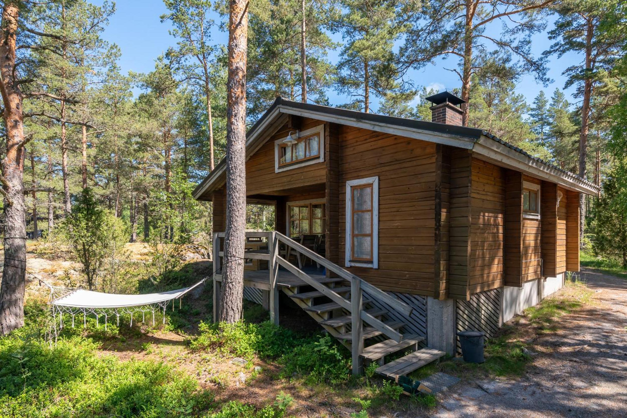 Pinetree Cottages Cozy log cabin view 2