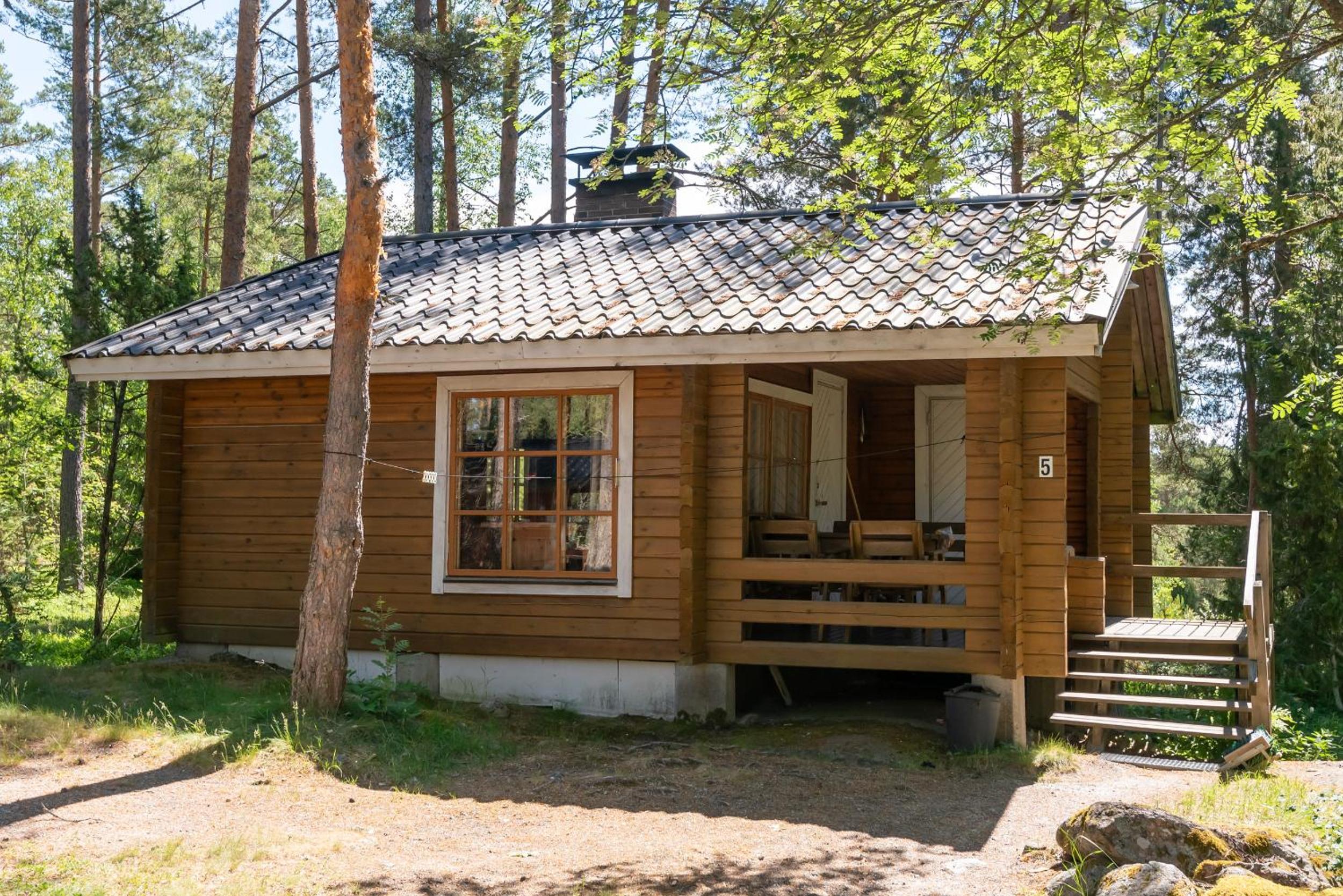 Pinetree Cottages Cozy log cabin view 3