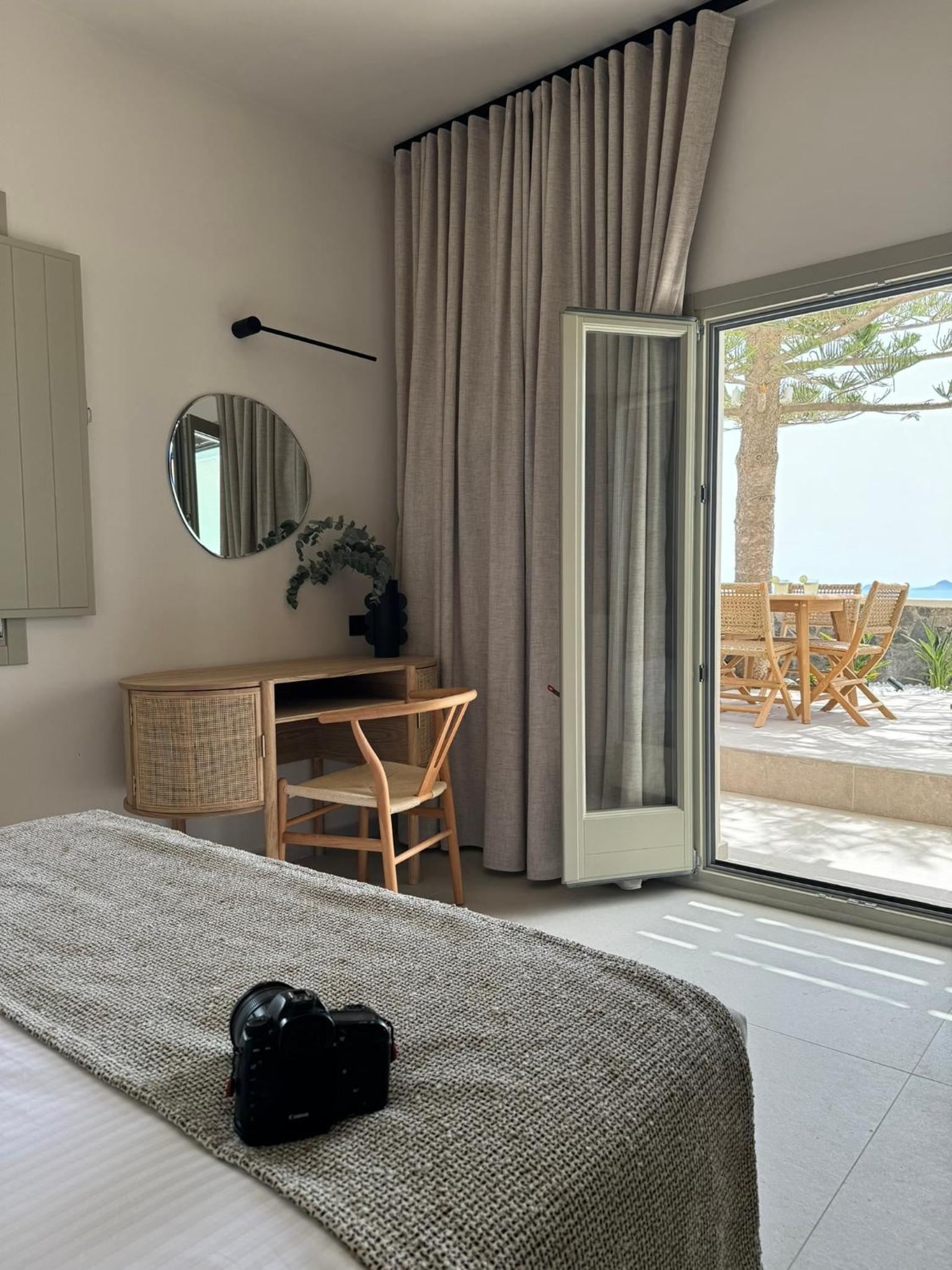 Morfes Luxury Suites by Caldera Houses