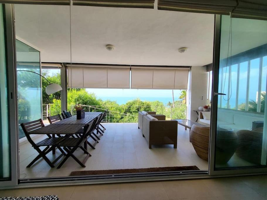 Villa primera línea playa Roche