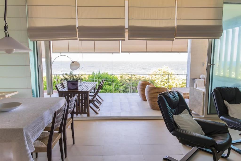 Villa primera línea playa Roche