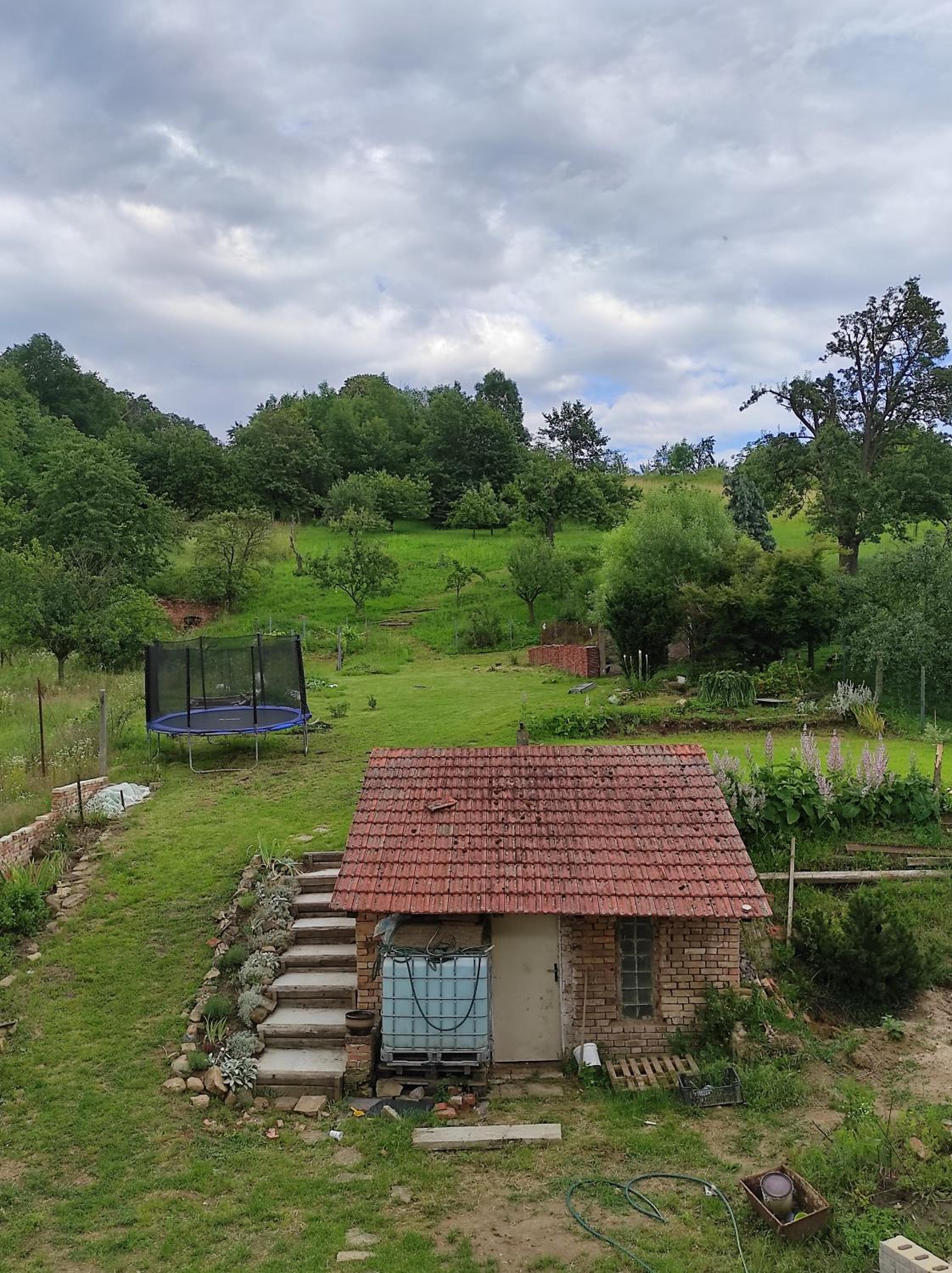 Pokoje v přízemí RD - terasa, bazén, zahrada