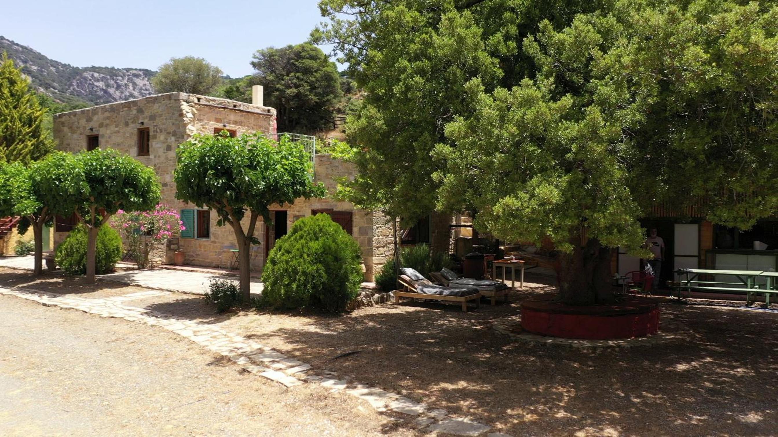 Akros Oreon, Omalos Studio