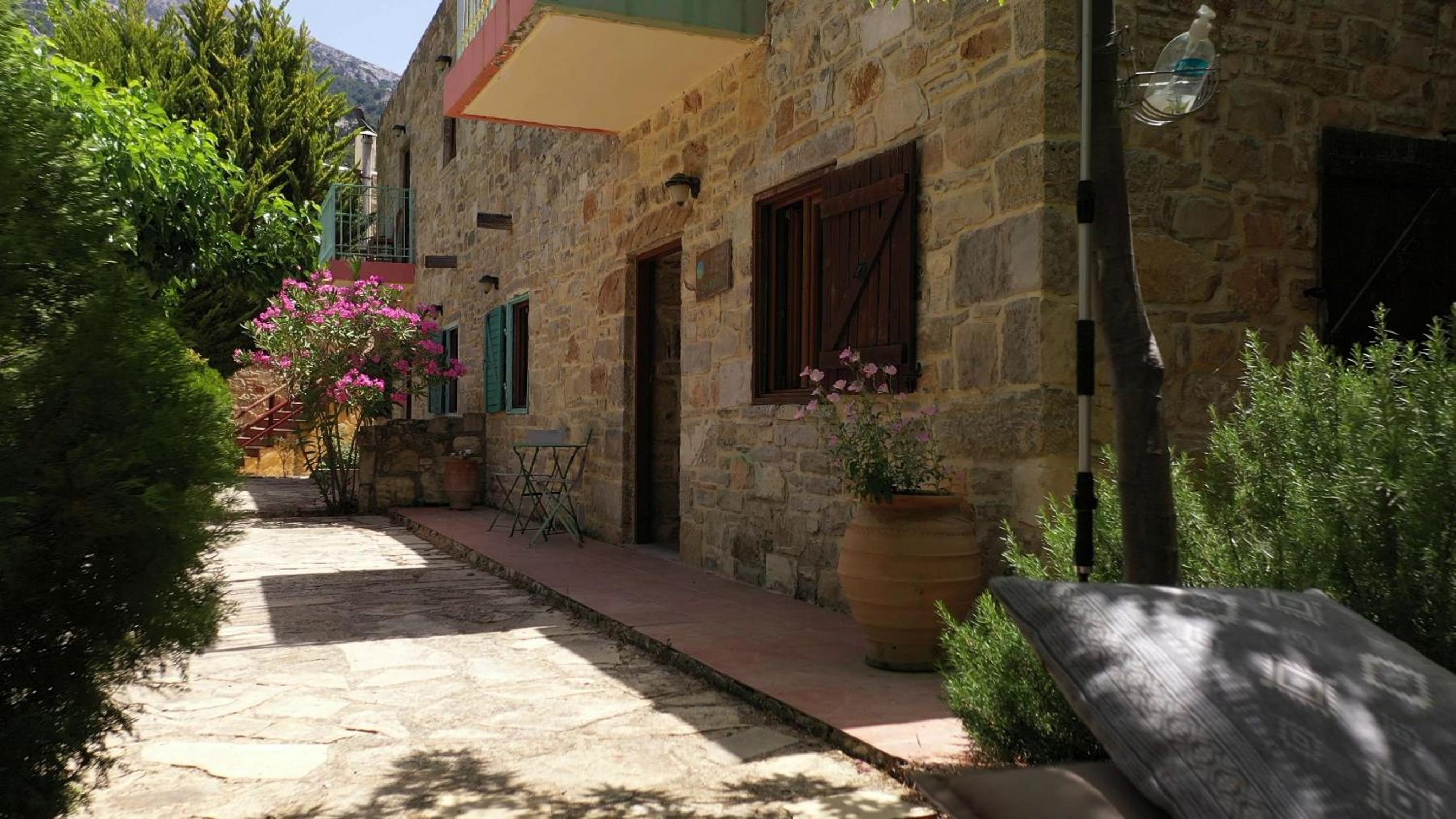 Akros Oreon, Omalos Studio
