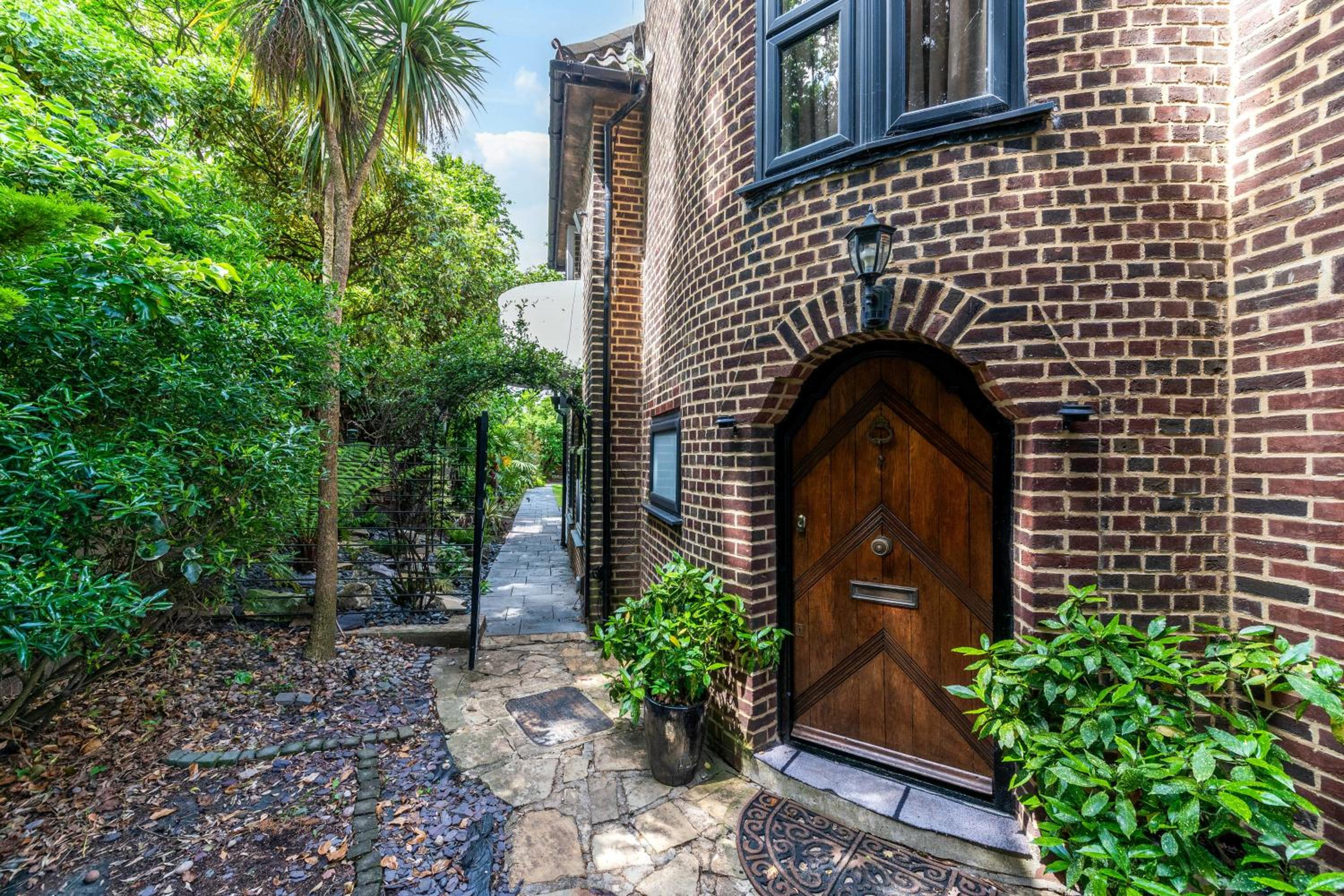Gatsby Villa London with Garden & Hot Tub view 2