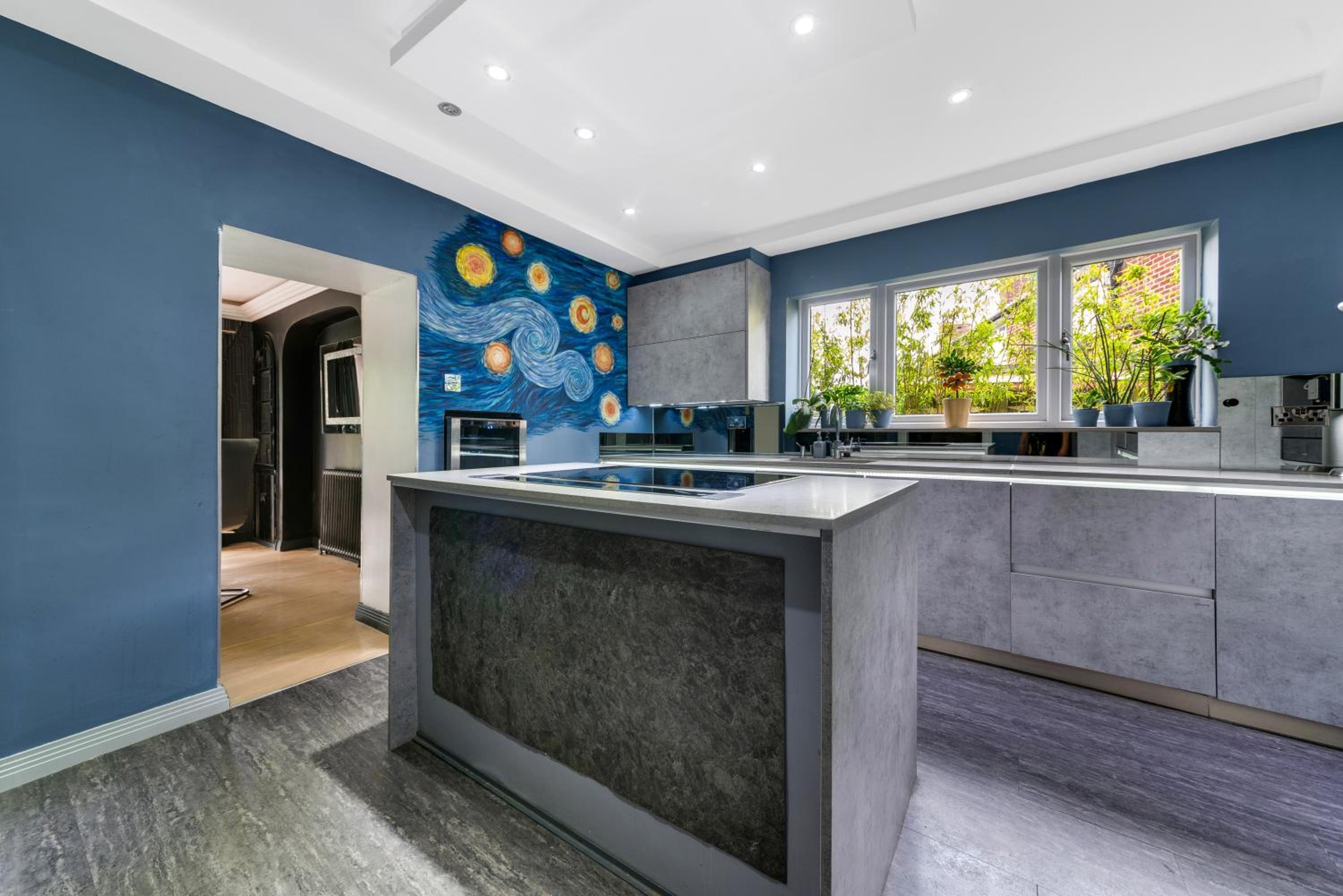 Gatsby Villa London with Garden & Hot Tub view 4