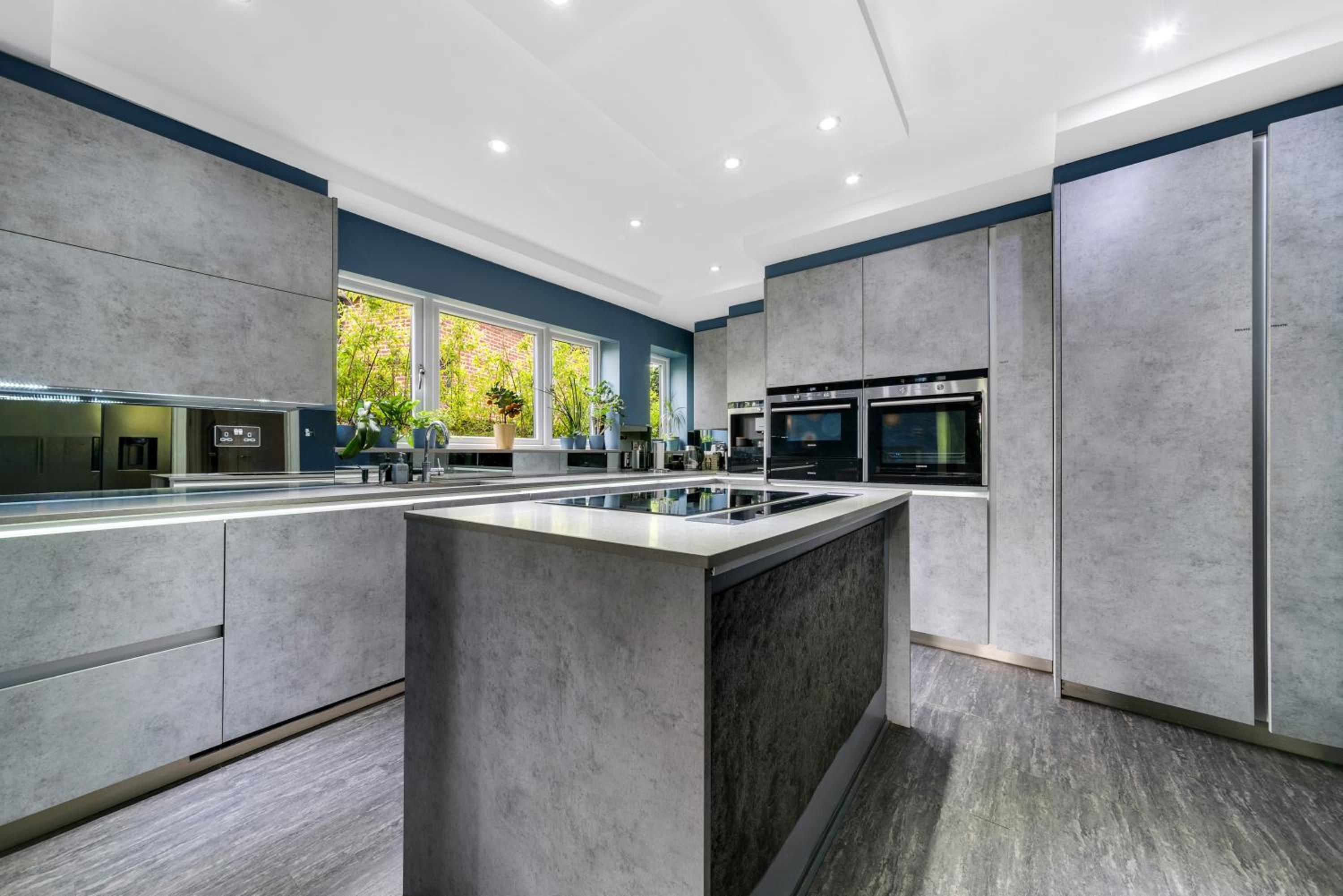 Gatsby Villa London with Garden & Hot Tub view 5