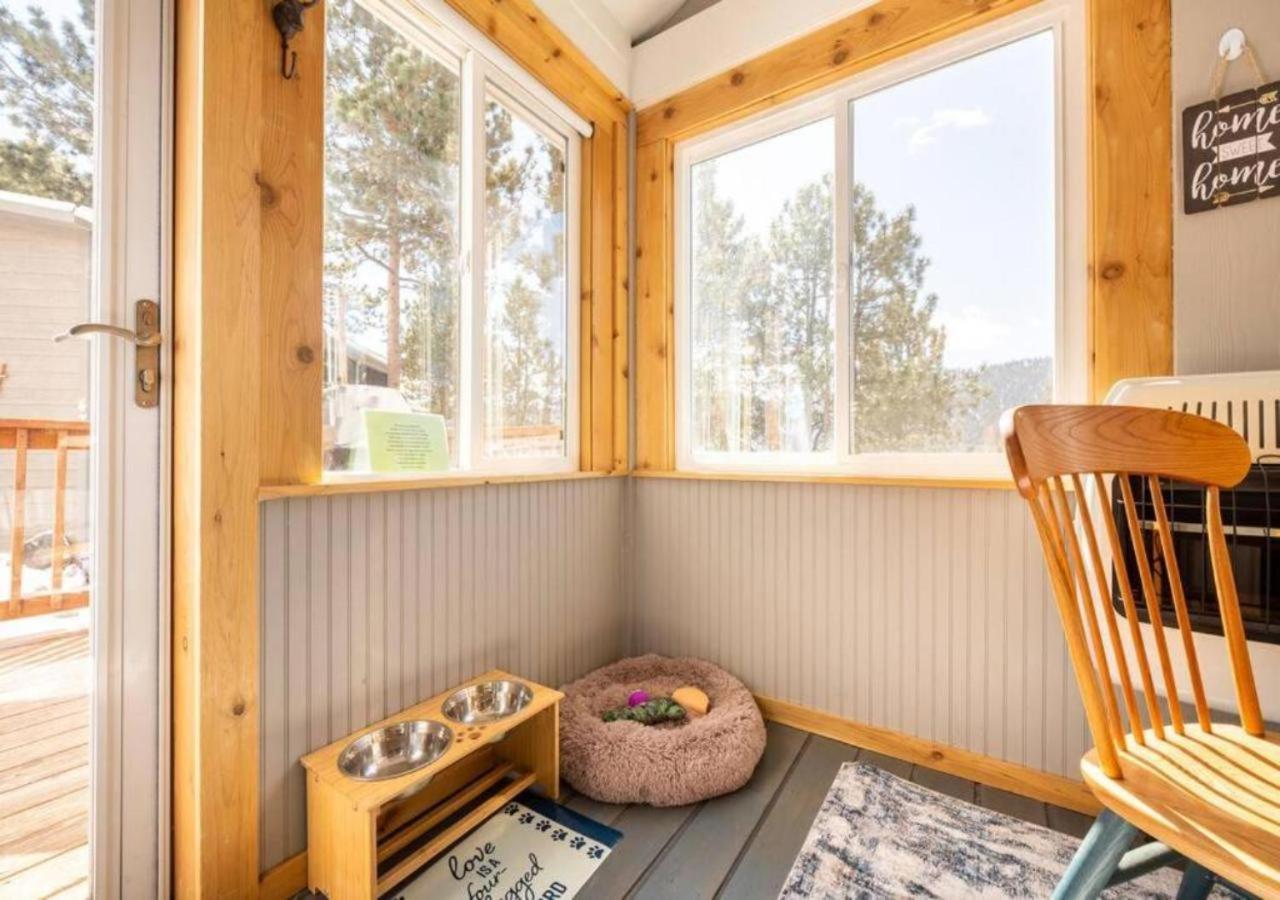 Sunny Tiny Haven BBQ Fresh Vibes & Peak Views view 2