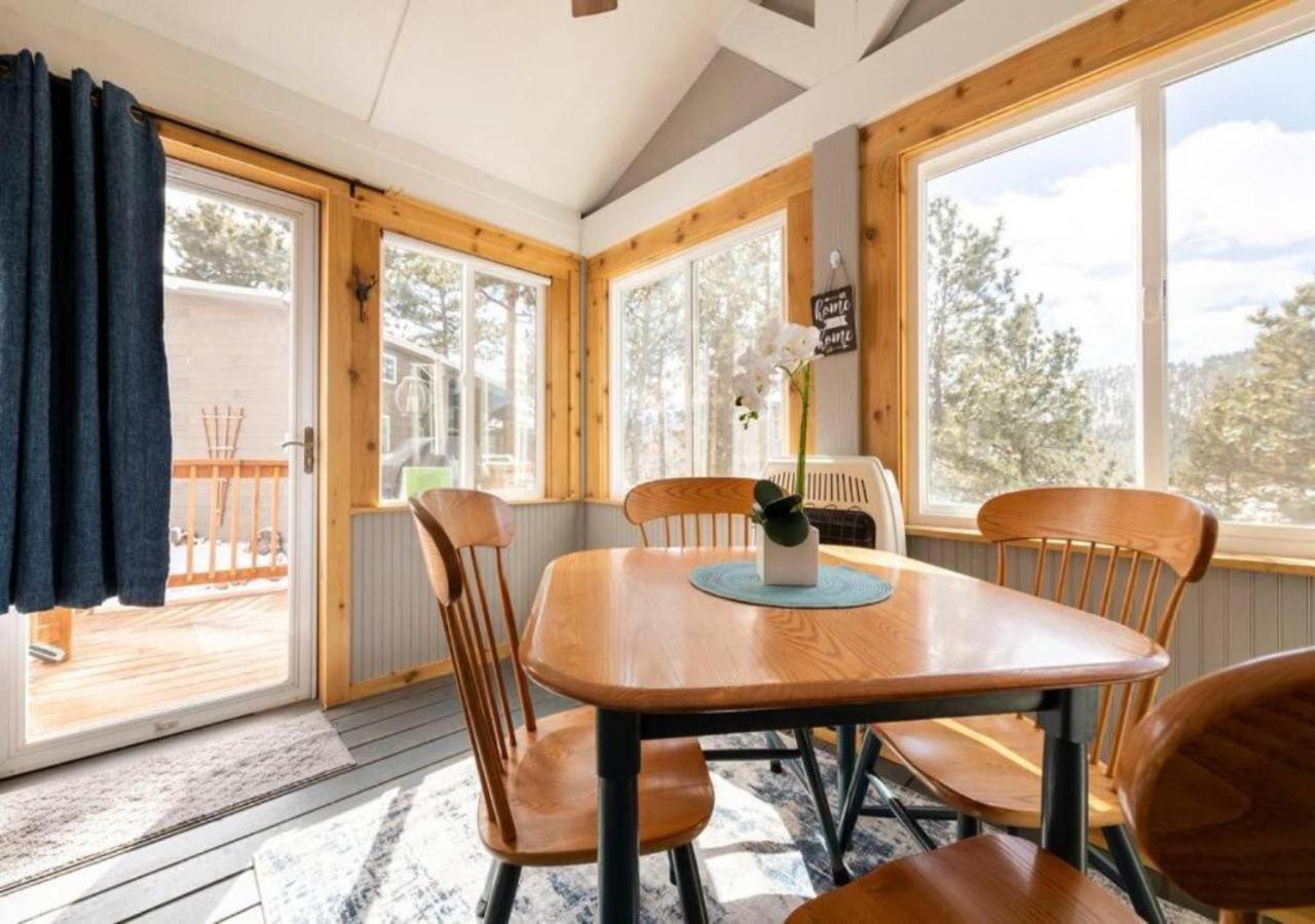 Sunny Tiny Haven BBQ Fresh Vibes & Peak Views view 4