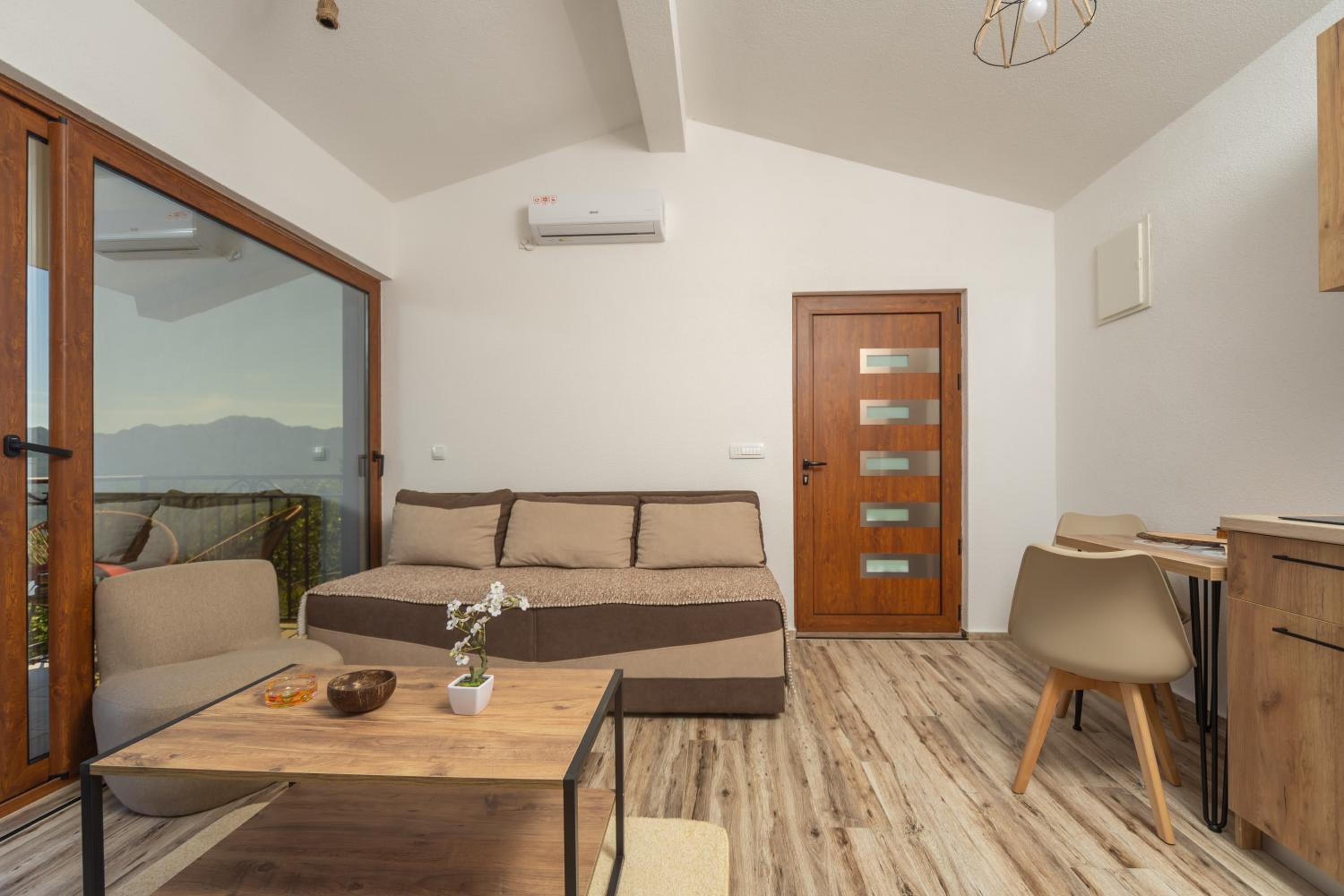 Jasen Apartments Lakeview