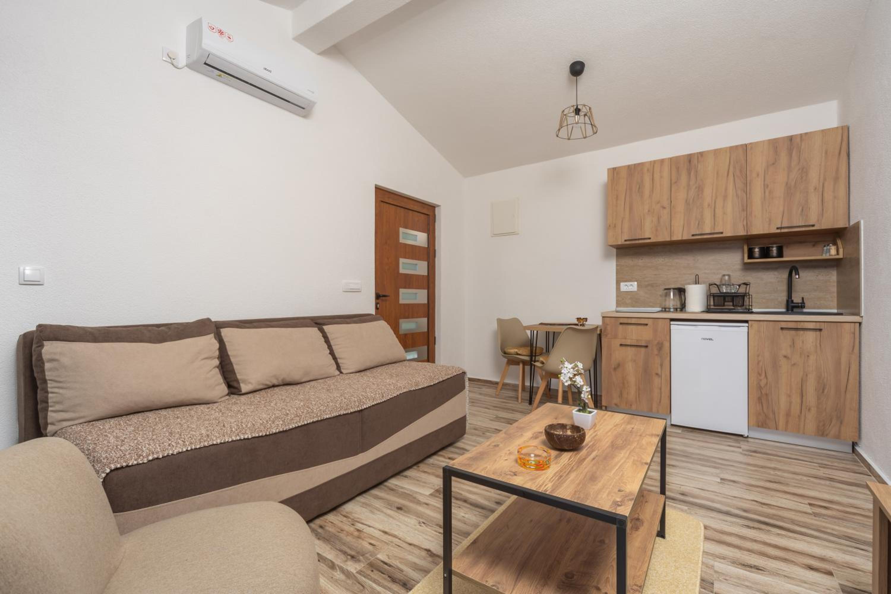 Jasen Apartments Lakeview