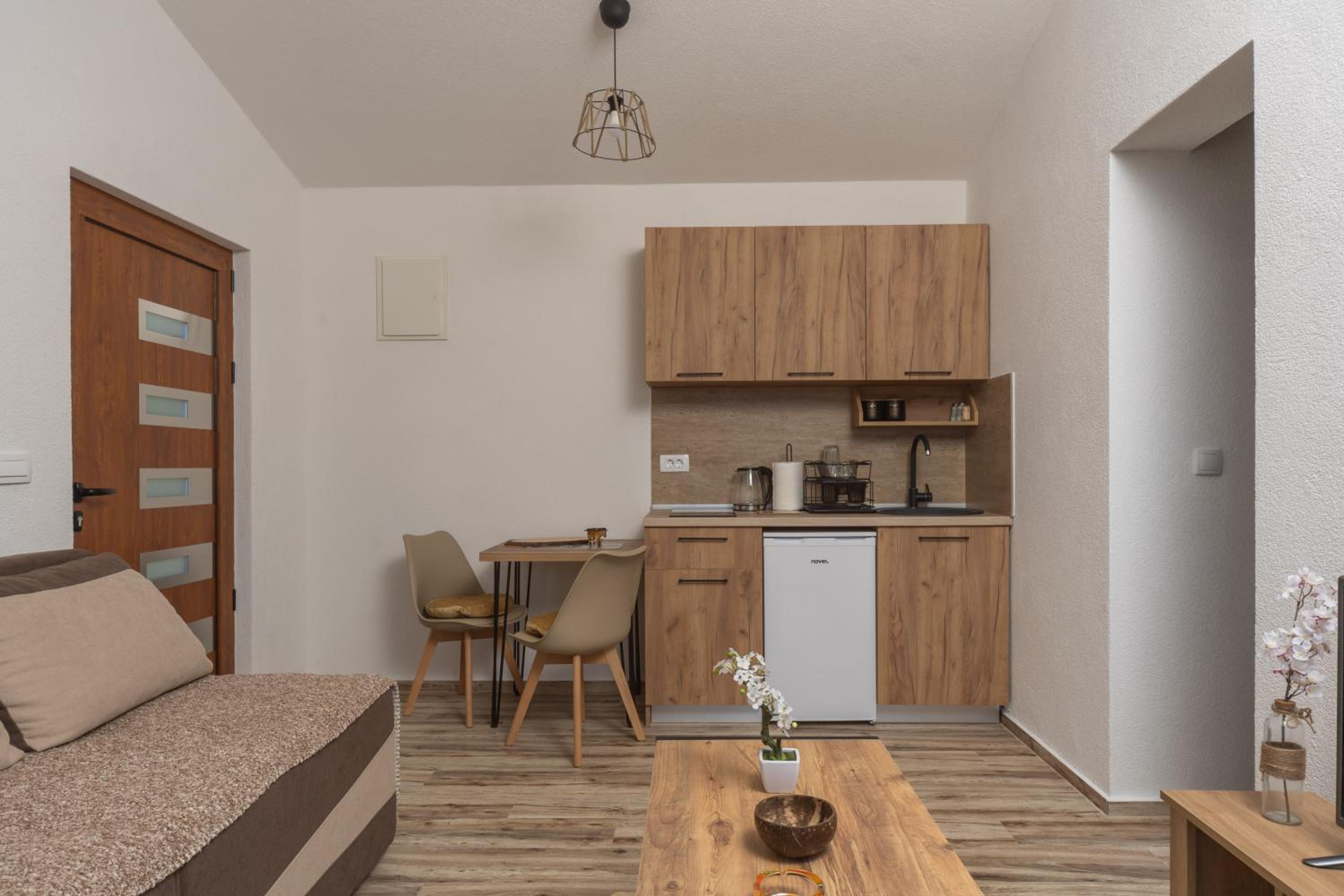 Jasen Apartments Lakeview