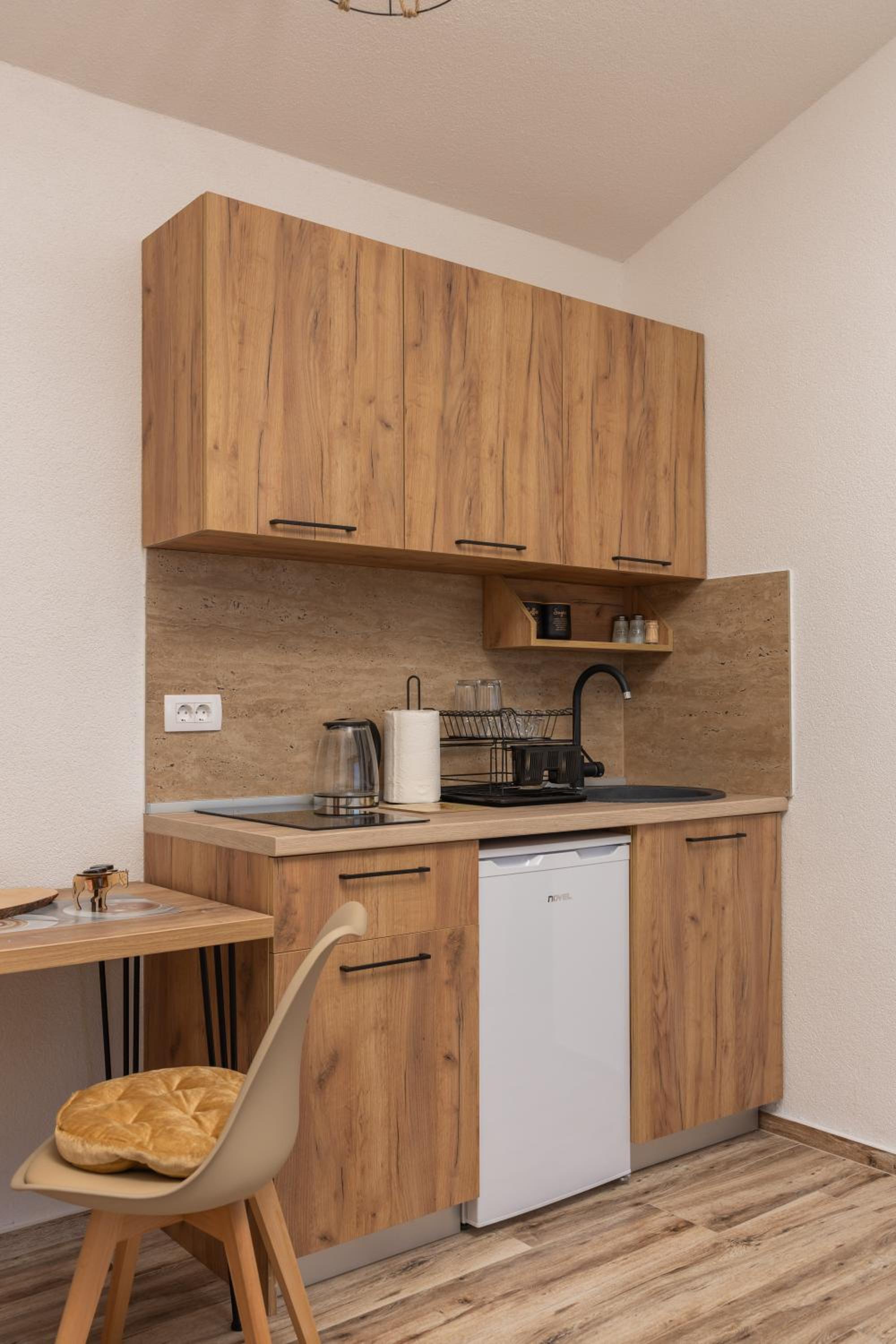 Jasen Apartments Lakeview