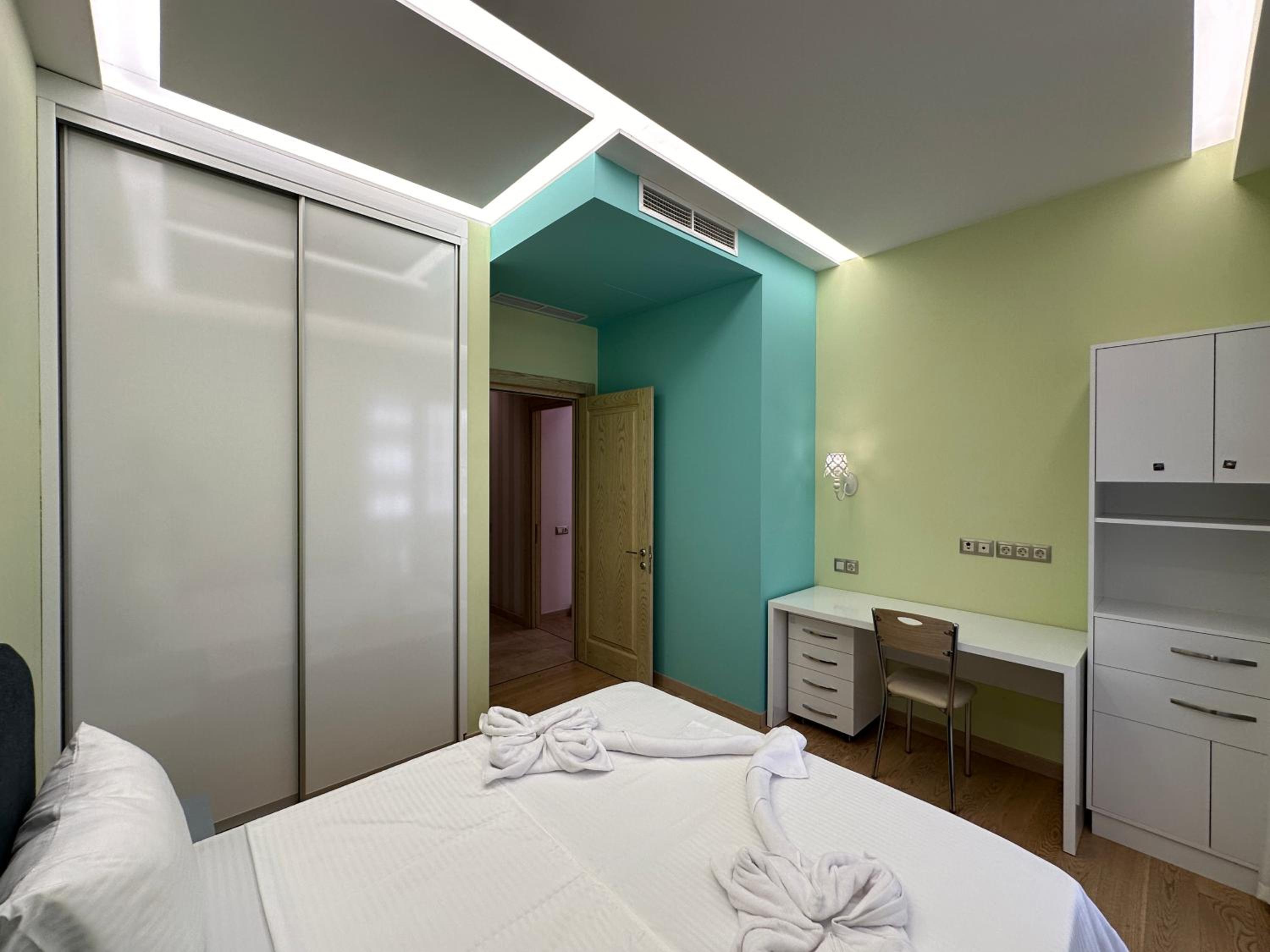 Verin Antarayin street, 3 bedrooms Beautiful and Spacious apartment VA111