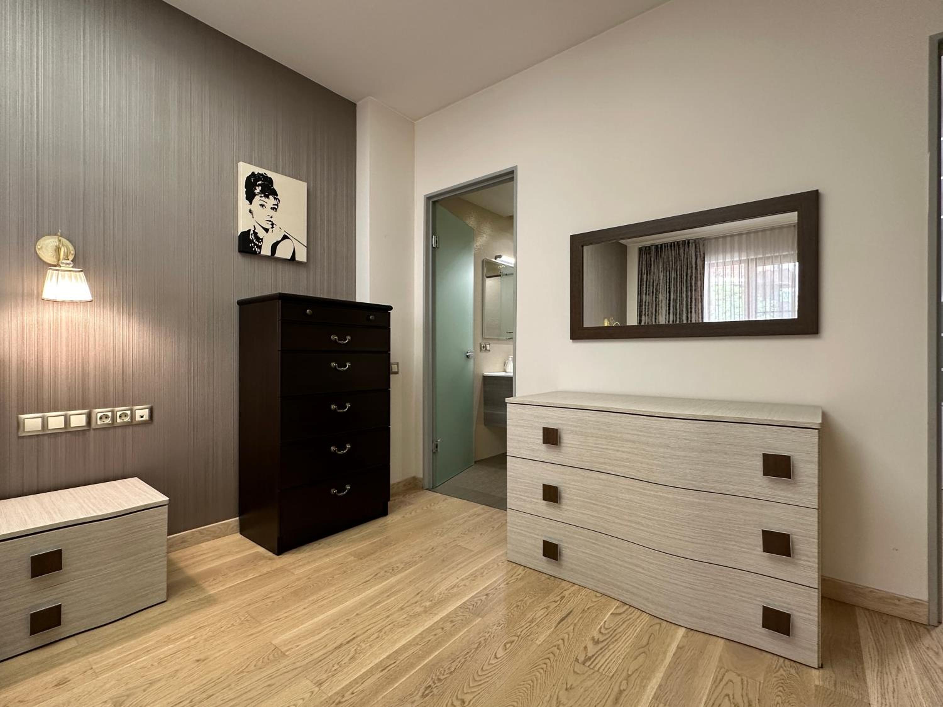 Verin Antarayin street, 3 bedrooms Beautiful and Spacious apartment VA111