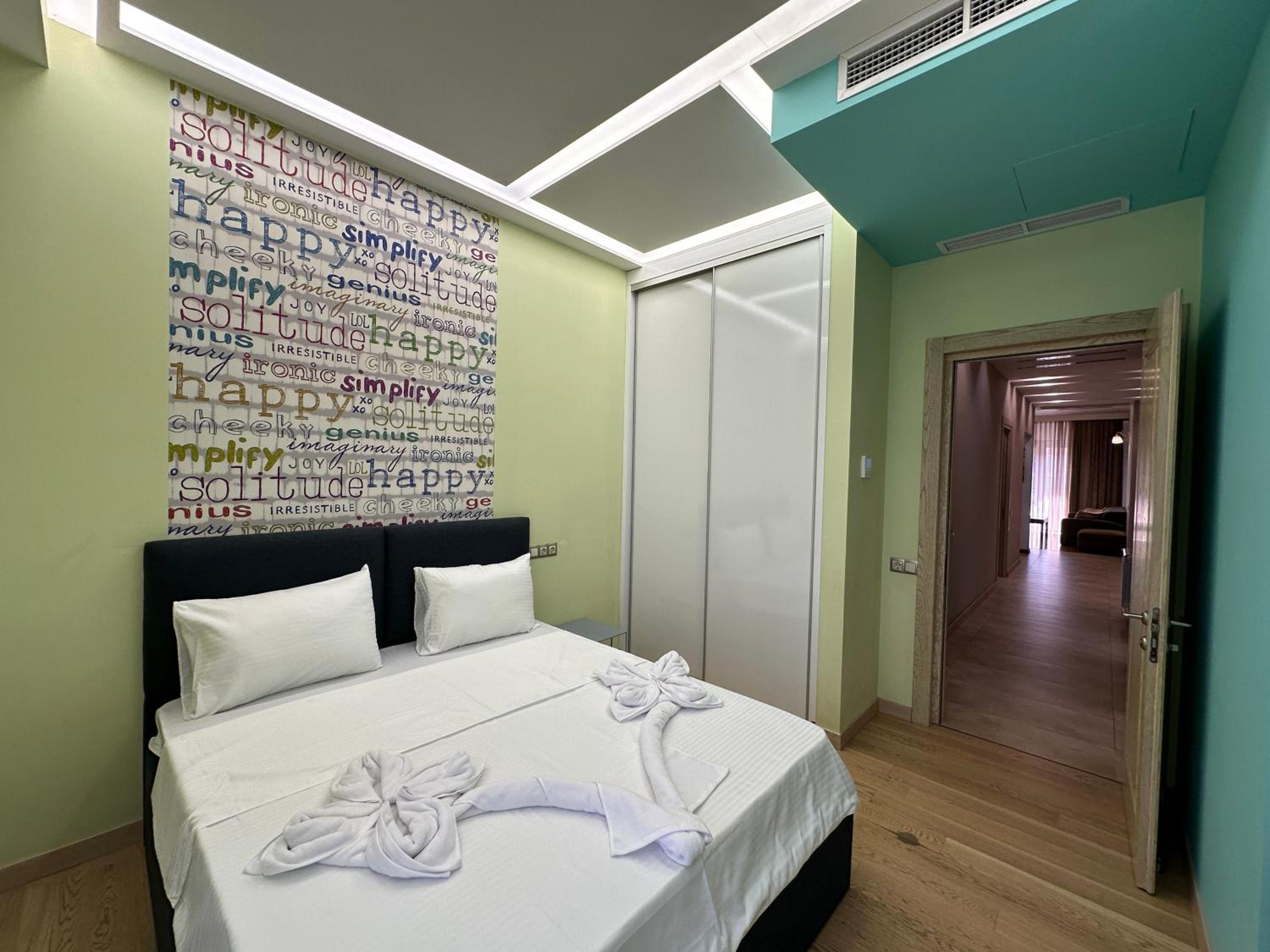 Verin Antarayin street, 3 bedrooms Beautiful and Spacious apartment VA111