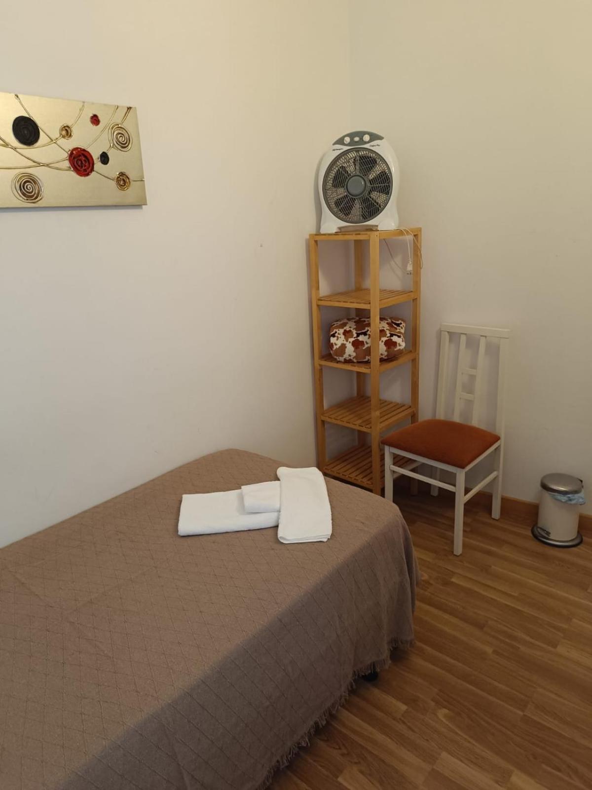 Pilgrim Rooms en Redondela — hotel room