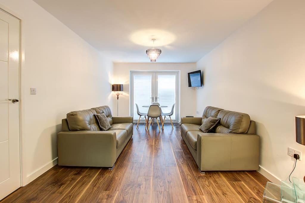 Sunderland Short Stays 2 bedroom apartment Free Parking Fulwell SR6 view 4