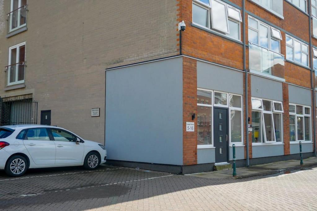 Hull, Contractors, Modern, Free Parking
