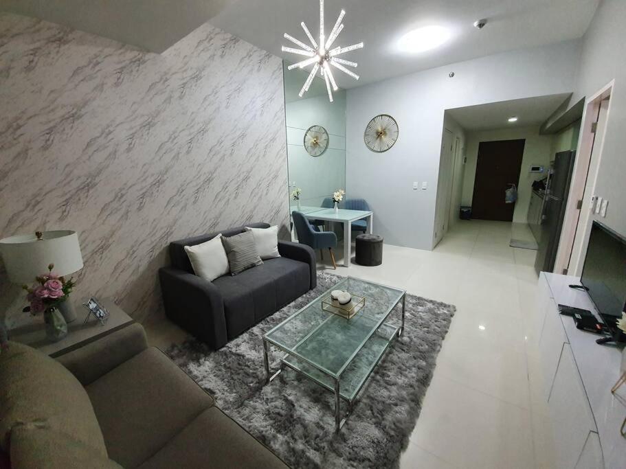 Stylish Luxe Apartment In One Uptown Residence view 2