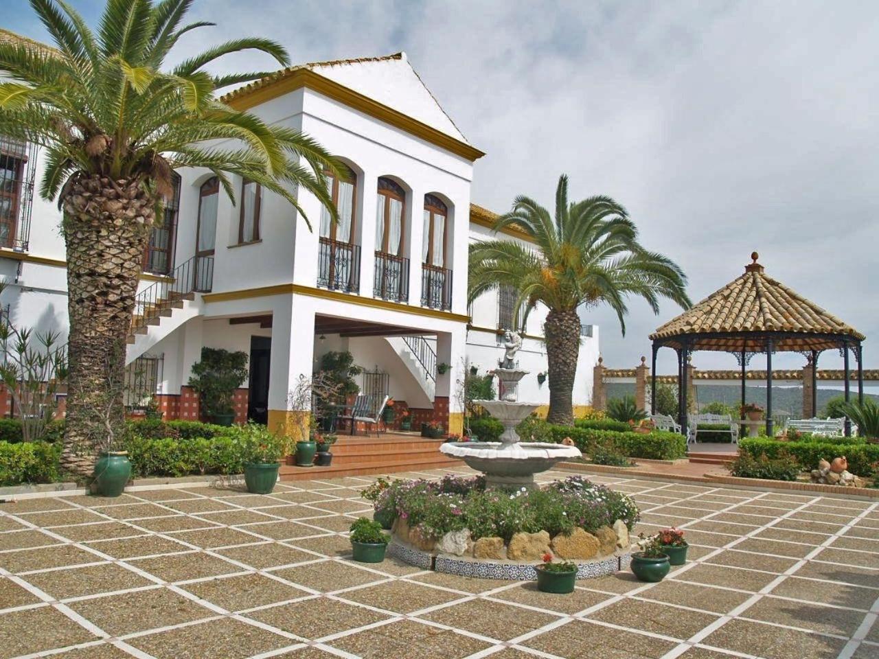 Schönes Ferienhaus mit Sonnenterasse und Pool