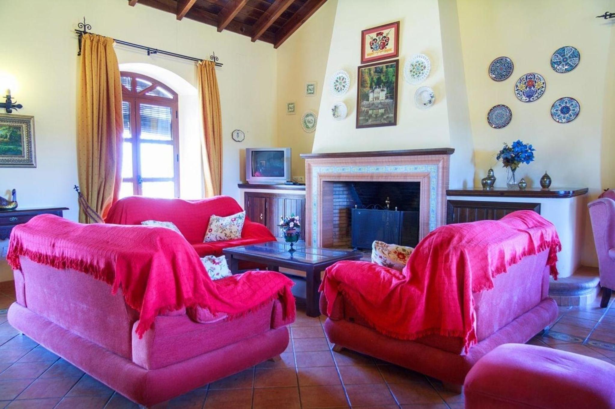 Schönes Ferienhaus mit Sonnenterasse und Pool