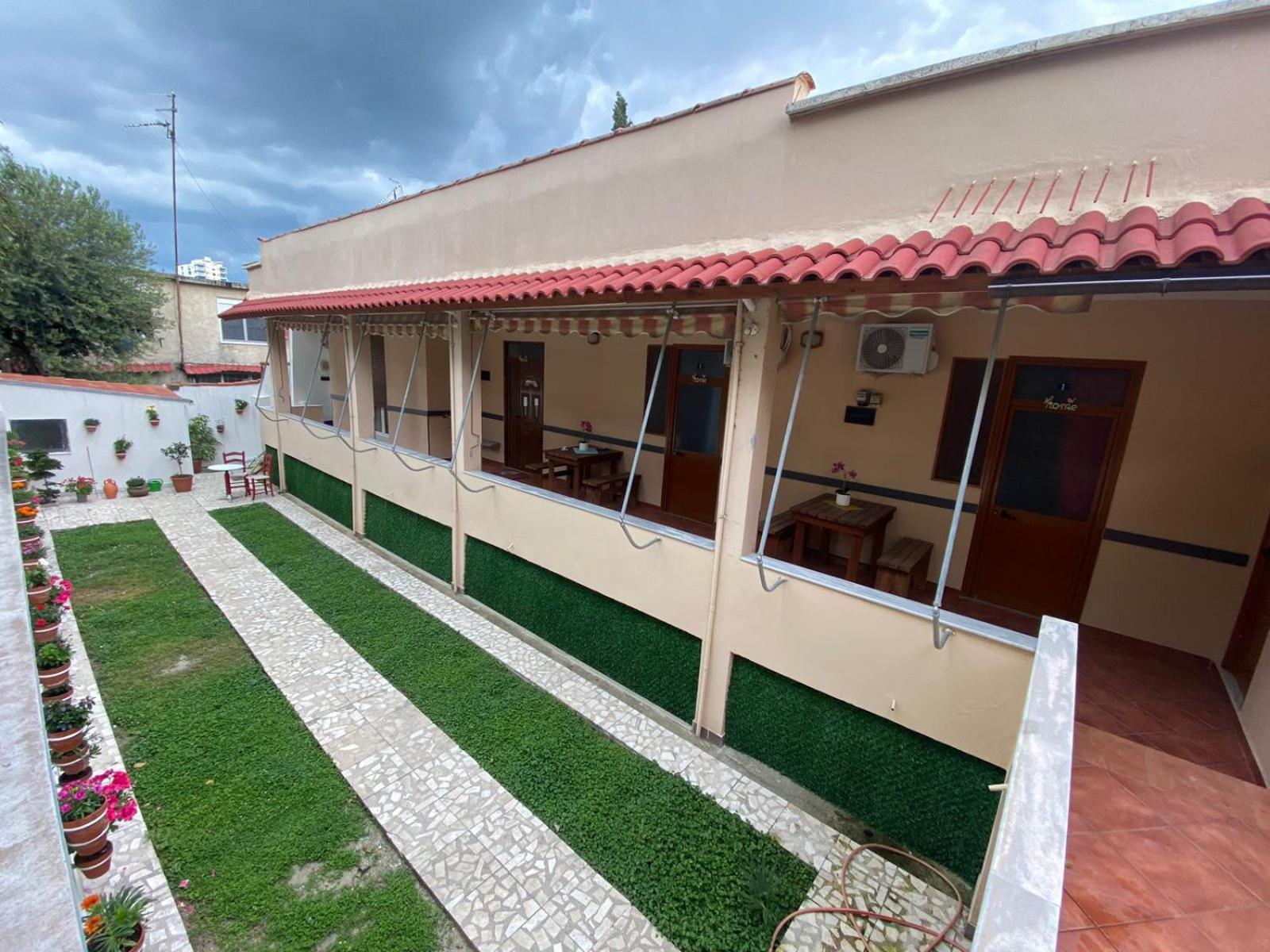 Ramo's Charming 2-Bedroom Apartment with Sunlit Veranda - 3rd