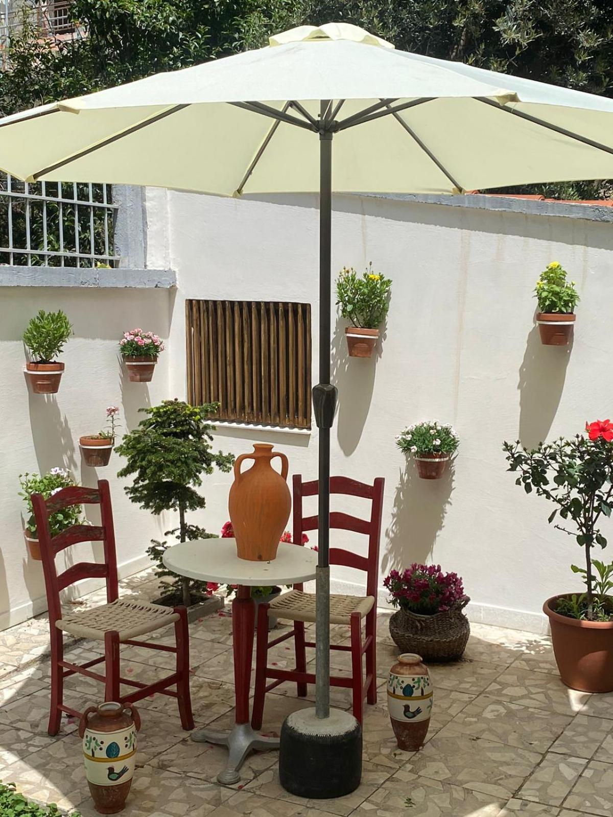 Ramo's Charming 2-Bedroom Apartment with Sunlit Veranda - 3rd