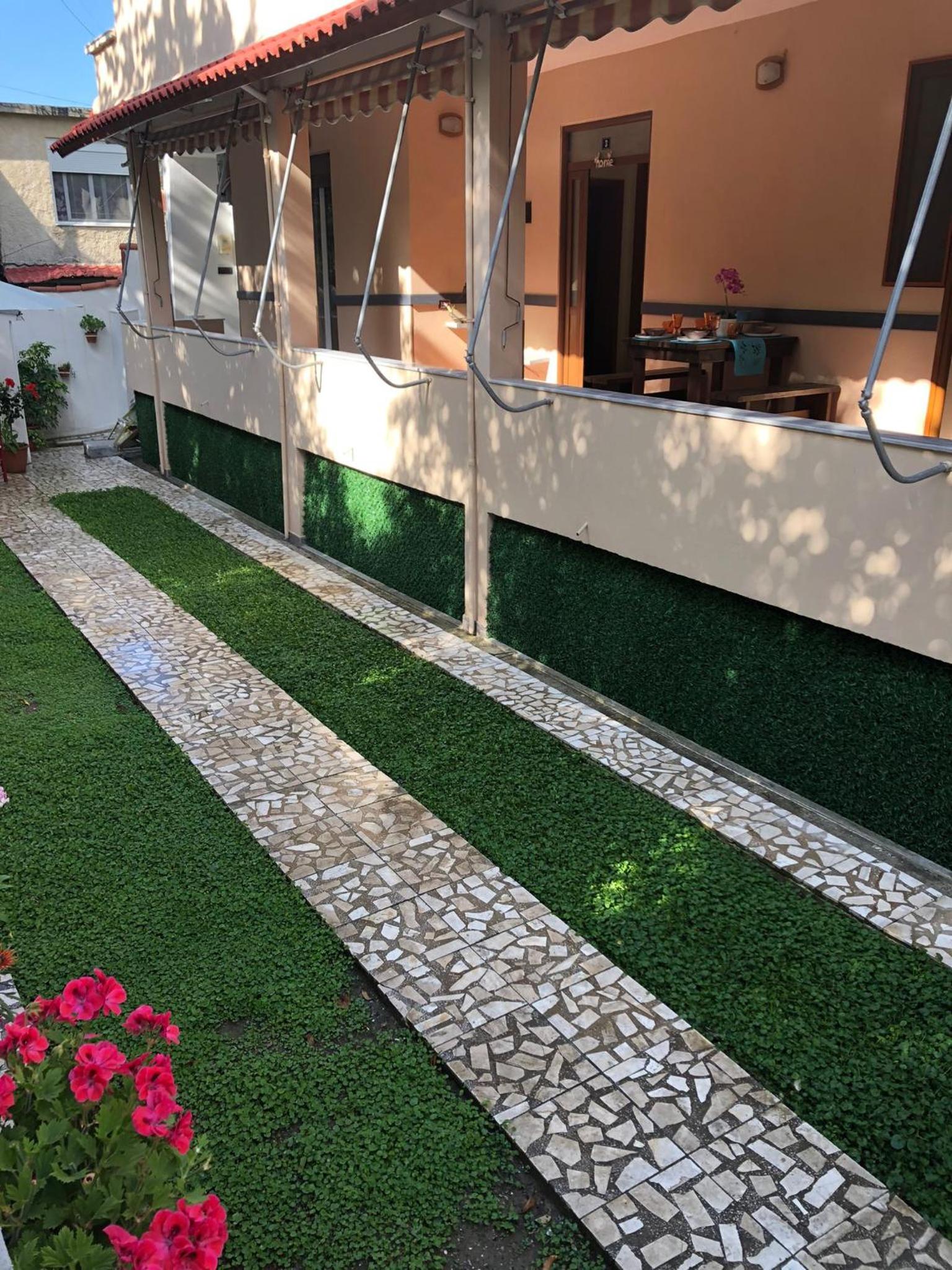 Ramo's Charming 2-Bedroom Apartment with Sunlit Veranda - 3rd