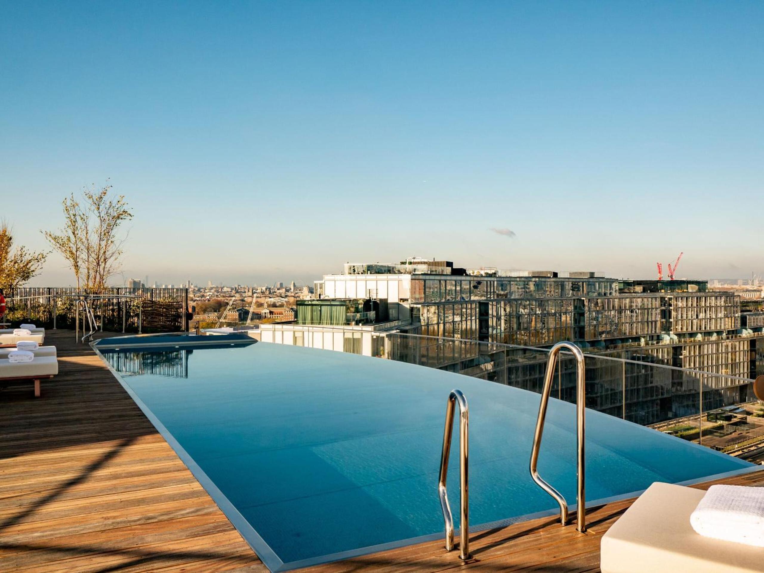 Luxury London Stays - City Views - Battersea Power Station & 1GB wifi